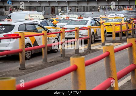 Moscou, Russie. 30th avril 2022. Un grand nombre de taxis urbains sont dans l'embouteillage sur la place Komsomolskaya dans le centre de Moscou, en Russie Banque D'Images