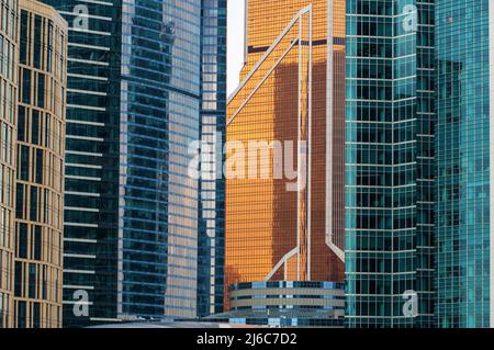 Gratte-ciels de la ville de Moscou, vue rapprochée de divers bâtiments, Russie Banque D'Images