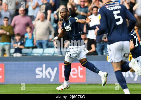 LONDRES, ROYAUME-UNI. 30th AVRIL Benik Afobe de Millwall célèbre après avoir marquant le premier but de son équipe lors du match de championnat Sky Bet entre Millwall et Peterborough à la Den, Londres, le samedi 30th avril 2022. (Credit: Ivan Yordanov | MI News) Credit: MI News & Sport /Alay Live News Banque D'Images