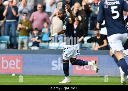 LONDRES, ROYAUME-UNI. 30th AVRIL Benik Afobe de Millwall célèbre après avoir marquant le premier but de son équipe lors du match de championnat Sky Bet entre Millwall et Peterborough à la Den, Londres, le samedi 30th avril 2022. (Credit: Ivan Yordanov | MI News) Credit: MI News & Sport /Alay Live News Banque D'Images