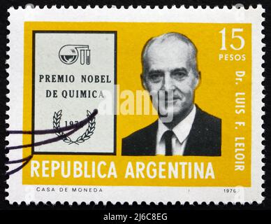 ARGENTINE - VERS 1976 : un timbre imprimé en Argentine montre Luis F. Leloir, lauréat argentin du prix Nobel de chimie, 1970, vers 1976 Banque D'Images