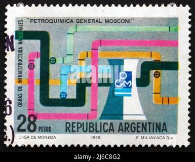 ARGENTINE - VERS 1976 : un timbre imprimé en Argentine montre les pipelines et la tour de refroidissement, usine General Mosconi, vers 1976 Banque D'Images