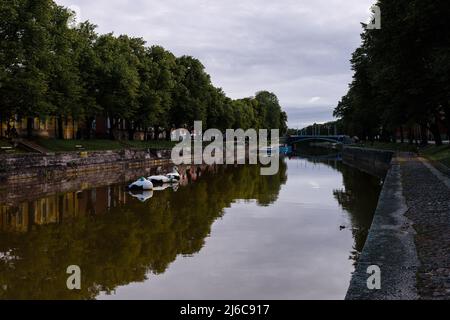 Vue de jour depuis la rivière aura à Turku, Finlande en été. Banque D'Images