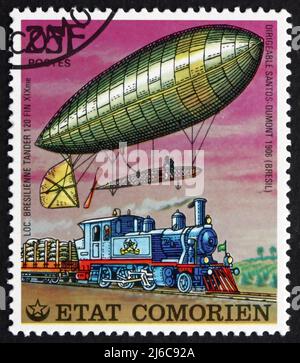 COMORES - VERS 1977 : un timbre imprimé aux Comores montre l'Airship de Santos-Dumont, 1906, et le Tander brésilien, 120FIN, Brésil, vers 1977 Banque D'Images