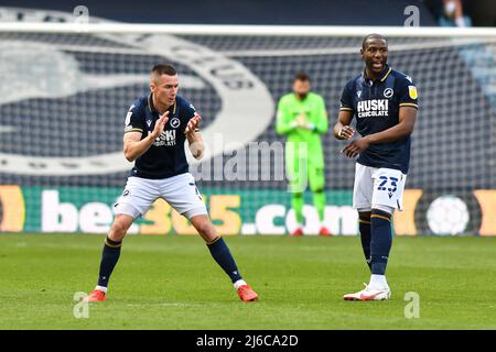 LONDRES, ROYAUME-UNI. 30th AVRIL Jed Wallace de Millwall célébrant avec Benik Afobe de Millwall le troisième but de l'équipe lors du match de championnat Sky Bet entre Millwall et Peterborough à la Den, Londres, le samedi 30th avril 2022. (Credit: Ivan Yordanov | MI News) Credit: MI News & Sport /Alay Live News Banque D'Images