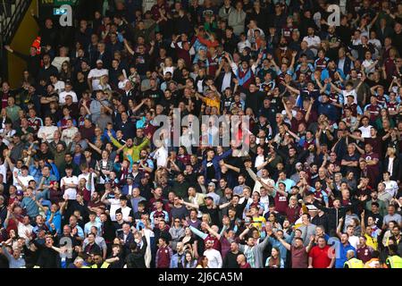 Les fans de Burnley célèbrent leur deuxième but, marqué par Josh Brownhill (non représenté) lors du match de la Premier League à Vicarage Road, Watford. Date de la photo: Samedi 30 avril 2022. Banque D'Images