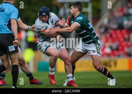 Leicester, Royaume-Uni. 30th avril 2022. Harry Thacker de Bristol est attaqué par Nemani Nadolo de Leicester lors du match de rugby Gallagher Premiership entre Leicester Tigers et Bristol Rugby au stade Welford Road, Leicester, Royaume-Uni, le 30 avril 2022. Photo de Simon Hall. Utilisation éditoriale uniquement, licence requise pour une utilisation commerciale. Aucune utilisation dans les Paris, les jeux ou les publications d'un seul club/ligue/joueur. Crédit : UK Sports pics Ltd/Alay Live News Banque D'Images