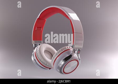 Casque moderne de couleur rouge et blanche sur fond gris Banque D'Images