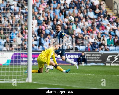 30th avril 2022 : Coventry Building Society Arena, Coventry, West Midlands, Angleterre ; football de championnat, Coventry versus Huddersfield: Danny Ward de Huddersfield Town tente un tir à but mais le gardien de but de Coventry City Ben Wilson sauve la balle avec son pied Banque D'Images