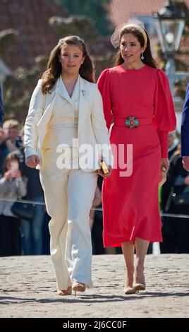 La princesse Isabella du Danemark est confirmée . La confirmation aura lieu à l'église du château de Fredensborg par le confesseur royal, Mgr Henrik Wigh-Poulsen. PHOTO : la princesse Isabella avec la mère Crownprincesse Mary du Danemark Fredensborg, Danemark, le 30 avril 2022. Photo de Stefan Lindblom/Stella Pictures/ABACAPRESS.COM Banque D'Images