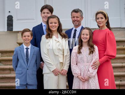 La princesse Isabella du Danemark est confirmée . La confirmation aura lieu à l'église du château de Fredensborg par le confesseur royal, Mgr Henrik Wigh-Poulsen. PHOTO: Famille danoise de Crownprince:de gauche:Vincent;Christian,IsabellaCrownprince Frederik,Josephine et mère Crownprincess Mary. Fredensborg, Danemark, le 30 avril 2022. Photo de Stefan Lindblom/Stella Pictures/ABACAPRESS.COM Banque D'Images