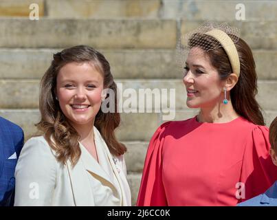 La princesse Isabella du Danemark est confirmée . La confirmation aura lieu à l'église du château de Fredensborg par le confesseur royal, Mgr Henrik Wigh-Poulsen. PHOTO : la princesse Isabella avec la mère Crownprincesse Mary du Danemark. Fredensborg, Danemark, le 30 avril 2022. Photo de Stefan Lindblom/Stella Pictures/ABACAPRESS.COM Banque D'Images