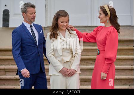 La princesse Isabella du Danemark est confirmée . La confirmation aura lieu à l'église du château de Fredensborg par le confesseur royal, Mgr Henrik Wigh-Poulsen. PHOTO:Princesse Isabella avec mère et mère , Crownprince Frederik et Crownprincesse Mary du Danemark. Fredensborg, Danemark, le 30 avril 2022. Photo de Stefan Lindblom/Stella Pictures/ABACAPRESS.COM Banque D'Images