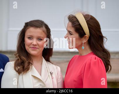 La princesse Isabella du Danemark est confirmée . La confirmation aura lieu à l'église du château de Fredensborg par le confesseur royal, Mgr Henrik Wigh-Poulsen. PHOTO: Princesse Isabella avec mère et père, Crownprince Frederik et Crownprincesse Mary du Danemark. Fredensborg, Danemark, le 30 avril 2022. Photo de Stefan Lindblom/Stella Pictures/ABACAPRESS.COM Banque D'Images