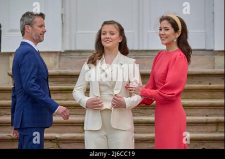 La princesse Isabella du Danemark est confirmée . La confirmation aura lieu à l'église du château de Fredensborg par le confesseur royal, Mgr Henrik Wigh-Poulsen. PHOTO:Princesse Isabella avec mère et mère , Crownprince Frederik et Crownprincesse Mary du Danemark. Fredensborg, Danemark, le 30 avril 2022. Photo de Stefan Lindblom/Stella Pictures/ABACAPRESS.COM Banque D'Images