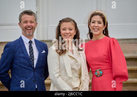 La princesse Isabella du Danemark est confirmée . La confirmation aura lieu à l'église du château de Fredensborg par le confesseur royal, Mgr Henrik Wigh-Poulsen. PHOTO:Princesse Isabella avec mère et mère , Crownprince Frederik et Crownprincesse Mary du Danemark. Fredensborg, Danemark, le 30 avril 2022. Photo de Stefan Lindblom/Stella Pictures/ABACAPRESS.COM Banque D'Images