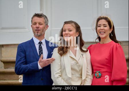 La princesse Isabella du Danemark est confirmée . La confirmation aura lieu à l'église du château de Fredensborg par le confesseur royal, Mgr Henrik Wigh-Poulsen. PHOTO:Princesse Isabella avec mère et mère , Crownprince Frederik et Crownprincesse Mary du Danemark. Fredensborg, Danemark, le 30 avril 2022. Photo de Stefan Lindblom/Stella Pictures/ABACAPRESS.COM Banque D'Images