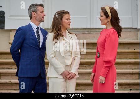 La princesse Isabella du Danemark est confirmée . La confirmation aura lieu à l'église du château de Fredensborg par le confesseur royal, Mgr Henrik Wigh-Poulsen. PHOTO:Princesse Isabella avec mère et mère , Crownprince Frederik et Crownprincesse Mary du Danemark. Fredensborg, Danemark, le 30 avril 2022. Photo de Stefan Lindblom/Stella Pictures/ABACAPRESS.COM Banque D'Images