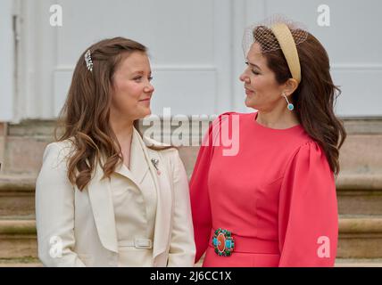 La princesse Isabella du Danemark est confirmée . La confirmation aura lieu à l'église du château de Fredensborg par le confesseur royal, Mgr Henrik Wigh-Poulsen. PHOTO:Princesse Isabella avec mère et mère , Crownprince Frederik et Crownprincesse Mary du Danemark. Fredensborg, Danemark, le 30 avril 2022. Photo de Stefan Lindblom/Stella Pictures/ABACAPRESS.COM Banque D'Images