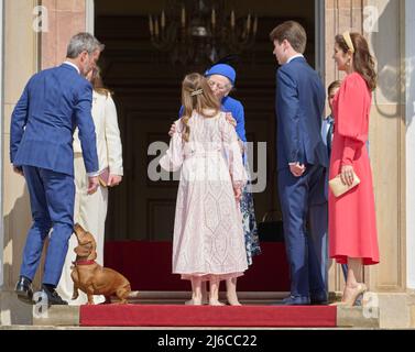 La princesse Isabella du Danemark est confirmée . La confirmation aura lieu à l'église du château de Fredensborg par le confesseur royal, Mgr Henrik Wigh-Poulsen. PHOTO : la reine Margrethe Kiss la princesse Josephine. Fredensborg, Danemark, le 30 avril 2022. Photo de Stefan Lindblom/Stella Pictures/ABACAPRESS.COM Banque D'Images