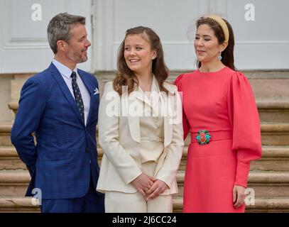 La princesse Isabella du Danemark est confirmée . La confirmation aura lieu à l'église du château de Fredensborg par le confesseur royal, Mgr Henrik Wigh-Poulsen. PHOTO:Princesse Isabella avec mère et mère , Crownprince Frederik et Crownprincesse Mary du Danemark. Fredensborg, Danemark, le 30 avril 2022. Photo de Stefan Lindblom/Stella Pictures/ABACAPRESS.COM Banque D'Images