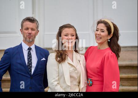 La princesse Isabella du Danemark est confirmée . La confirmation aura lieu à l'église du château de Fredensborg par le confesseur royal, Mgr Henrik Wigh-Poulsen. PHOTO:Princesse Isabella avec mère et mère , Crownprince Frederik et Crownprincesse Mary du Danemark. Fredensborg, Danemark, le 30 avril 2022. Photo de Stefan Lindblom/Stella Pictures/ABACAPRESS.COM Banque D'Images