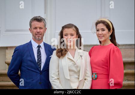 La princesse Isabella du Danemark est confirmée . La confirmation aura lieu à l'église du château de Fredensborg par le confesseur royal, Mgr Henrik Wigh-Poulsen. PHOTO: Princesse Isabella avec mère et père, Crownprince Frederik et Crownprincesse Mary du Danemark. Fredensborg, Danemark, le 30 avril 2022. Photo de Stefan Lindblom/Stella Pictures/ABACAPRESS.COM Banque D'Images