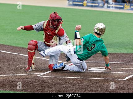 29 avril 2022 : le receveur du Boston College Parker Landwehr (23) applique une étiquette sur le receveur de notre Dame David Lamanna (3) lors de l'action du match de baseball NCAA entre les Boston College Eagles et la notre Dame Fighting Irish au stade Frank Eck de South Bend, Indiana. Le Boston College a battu notre Dame de 7 à 4. John Mersiits/CSM. Banque D'Images