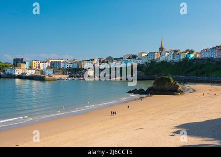 Pembrokeshire Beach, vue en été de la plage du Nord à Tenby avec le port coloré situé à proximité, Pembrokeshire, pays de Galles, Royaume-Uni Banque D'Images