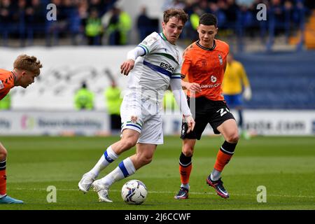 BIRKENHEAD, ROYAUME-UNI. AVRIL 30th Alex Hunt d'Oldham Athletic se joue avec Josh Hawkes de Tranmere Rovers lors du match de la Sky Bet League 2 entre Tranmere Rovers et Oldham Athletic au parc de Prenton, à Birkenhead, le samedi 30th avril 2022. (Credit: Eddie Garvey | MI News) Credit: MI News & Sport /Alay Live News Banque D'Images