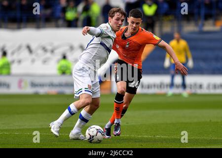 BIRKENHEAD, ROYAUME-UNI. AVRIL 30th Alex Hunt d'Oldham Athletic se joue avec Lewis Warrington de Tranmere Rovers lors du match de la Sky Bet League 2 entre Tranmere Rovers et Oldham Athletic au parc de Prenton, à Birkenhead, le samedi 30th avril 2022. (Credit: Eddie Garvey | MI News) Credit: MI News & Sport /Alay Live News Banque D'Images