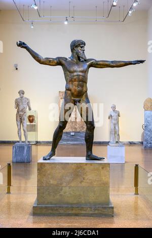 Statue de bronze de Zeus ou peut-être Poséidon. Trouvé dans la mer de Cap Artemision, Euboea du Nord. Période classique 460 av. J.-C. L'un des rares à l'origine Banque D'Images