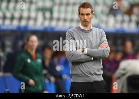 30 avril 2022, Basse-Saxe, Wolfsburg: Football, femmes: Ligue des champions, VfL Wolfsburg - FC Barcelone, knockout round, demi-finales, deuxième jambe à Volkswagen Arena. Tommy Streroot, entraîneur de Wolfsburg, est sur la touche. Photo: Swen Pförtner/dpa Banque D'Images