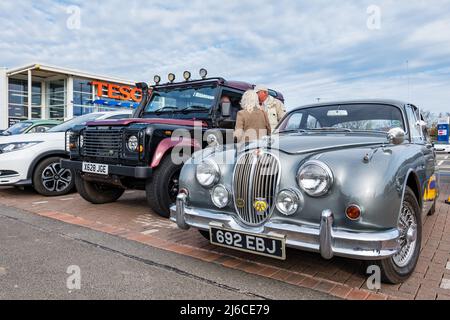 Voiture Jaguar vintage 1960 et Land rover Defender lors d'un rallye automobile classique, parking au supermarché Tesco, North Berwick, East Lothian, Écosse, ROYAUME-UNI Banque D'Images