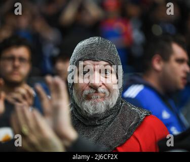 Voyager Birmingham supporter en costume fantaisie pendant le match à Cardiff, Royaume-Uni le 4/30/2022. (Photo de Mike Jones/News Images/Sipa USA) Banque D'Images