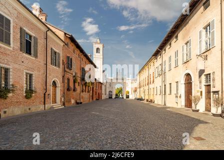 Cherasco, Cuneo, Italie - 27 octobre 2021: Via Vittorio Emanuele II avec les bâtiments historiques et l'arche du Belvédère en arrière-plan, rue principale o Banque D'Images