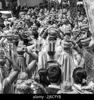 Les femmes avec Kalash sur la tête pendant le Temple Jagannath Mangal Kalash Yatra, les dévotés hindous indiens portent des pots de terre contenant de l'eau sacrée avec de la noix de coco Banque D'Images