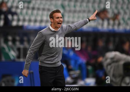 30 avril 2022, Basse-Saxe, Wolfsburg: Football, femmes: Ligue des champions, VfL Wolfsburg - FC Barcelone, knockout round, demi-finales, deuxième jambe à Volkswagen Arena. Tommy Stroot gestures, entraîneur de Wolfsburg. Photo: Swen Pförtner/dpa Banque D'Images