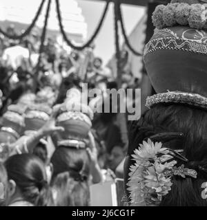 Les femmes avec Kalash sur la tête pendant le Temple Jagannath Mangal Kalash Yatra, les dévotés hindous indiens portent des pots de terre contenant de l'eau sacrée avec de la noix de coco Banque D'Images