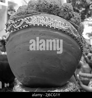 Les femmes avec Kalash sur la tête pendant le Temple Jagannath Mangal Kalash Yatra, les dévotés hindous indiens portent des pots de terre contenant de l'eau sacrée avec de la noix de coco Banque D'Images