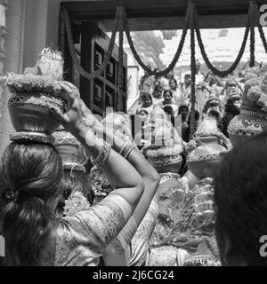 Les femmes avec Kalash sur la tête pendant le Temple Jagannath Mangal Kalash Yatra, les dévotés hindous indiens portent des pots de terre contenant de l'eau sacrée avec de la noix de coco Banque D'Images