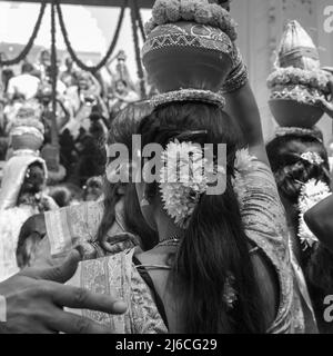 Les femmes avec Kalash sur la tête pendant le Temple Jagannath Mangal Kalash Yatra, les dévotés hindous indiens portent des pots de terre contenant de l'eau sacrée avec de la noix de coco Banque D'Images