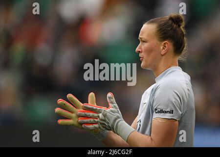 30 avril 2022, Basse-Saxe, Wolfsburg: Football, femmes: Ligue des champions, VfL Wolfsburg - FC Barcelone, knockout round, demi-finales, deuxième jambe à Volkswagen Arena. Le gardien de but de Wolfsburg, Almuth Schult, est sur le terrain. Photo: Swen Pförtner/dpa Banque D'Images
