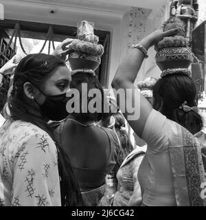 Les femmes avec Kalash sur la tête pendant le Temple Jagannath Mangal Kalash Yatra, les dévotés hindous indiens portent des pots de terre contenant de l'eau sacrée avec de la noix de coco Banque D'Images