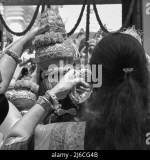 Les femmes avec Kalash sur la tête pendant le Temple Jagannath Mangal Kalash Yatra, les dévotés hindous indiens portent des pots de terre contenant de l'eau sacrée avec de la noix de coco Banque D'Images