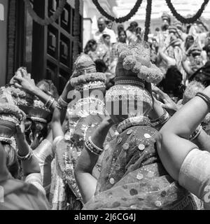 Les femmes avec Kalash sur la tête pendant le Temple Jagannath Mangal Kalash Yatra, les dévotés hindous indiens portent des pots de terre contenant de l'eau sacrée avec de la noix de coco Banque D'Images