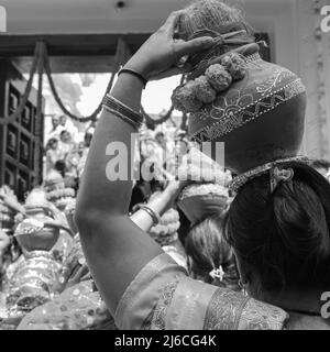 Les femmes avec Kalash sur la tête pendant le Temple Jagannath Mangal Kalash Yatra, les dévotés hindous indiens portent des pots de terre contenant de l'eau sacrée avec de la noix de coco Banque D'Images