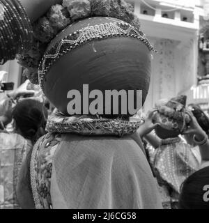 Les femmes avec Kalash sur la tête pendant le Temple Jagannath Mangal Kalash Yatra, les dévotés hindous indiens portent des pots de terre contenant de l'eau sacrée avec de la noix de coco Banque D'Images