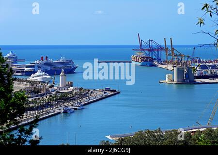 Espagne Andalousie Malaga ville et son port animé avec navire de croisière Borealis de Fred Olsen et des navires de cargaison et de ferry contre le ciel bleu Banque D'Images