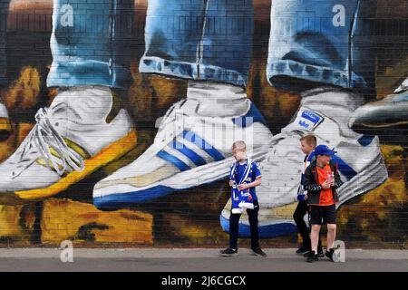 BIRKENHEAD, ROYAUME-UNI. 30th AVRIL les fans d'Oldham avant le match de la Sky Bet League 2 entre Tranmere Rovers et Oldham Athletic au parc de Prenton, Birkenhead, le samedi 30th avril 2022. (Credit: Eddie Garvey | MI News) Credit: MI News & Sport /Alay Live News Banque D'Images